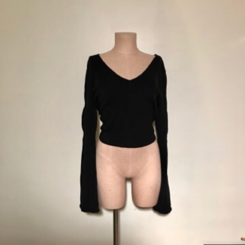 DKNY crop sweater, puffy mid sleeve, long arms.